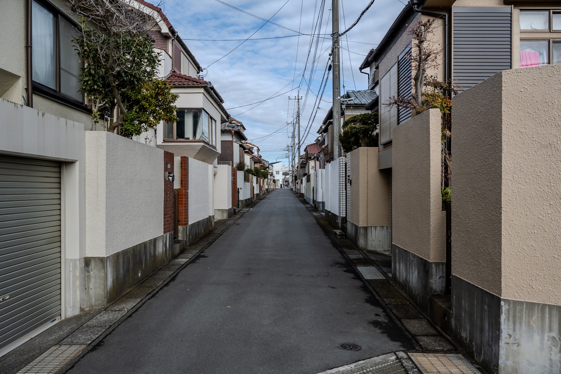 薄型エコキュート設置の目安：隣地との隙間は何cm必要？