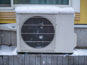 【豪雪地帯の方必見】エコキュートに雪囲いは必要？効果や雪対策・設置時の注意点を解説