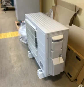 施工中三菱ヒートポンプ(新品)