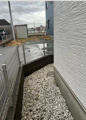 搬入経路:道路側フェンスと建物脇の通路