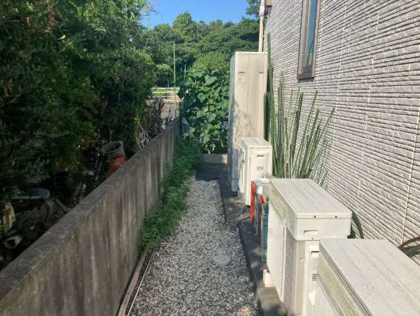 搬入経路:建物と塀の間の通路幅や周辺状況を確認