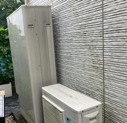 施工前:外壁沿いに設置されていたダイキン製の薄型370Lエコキュート