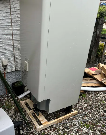 施工中:事前に確認したスペースへ角型460Lの貯湯ユニットを設置